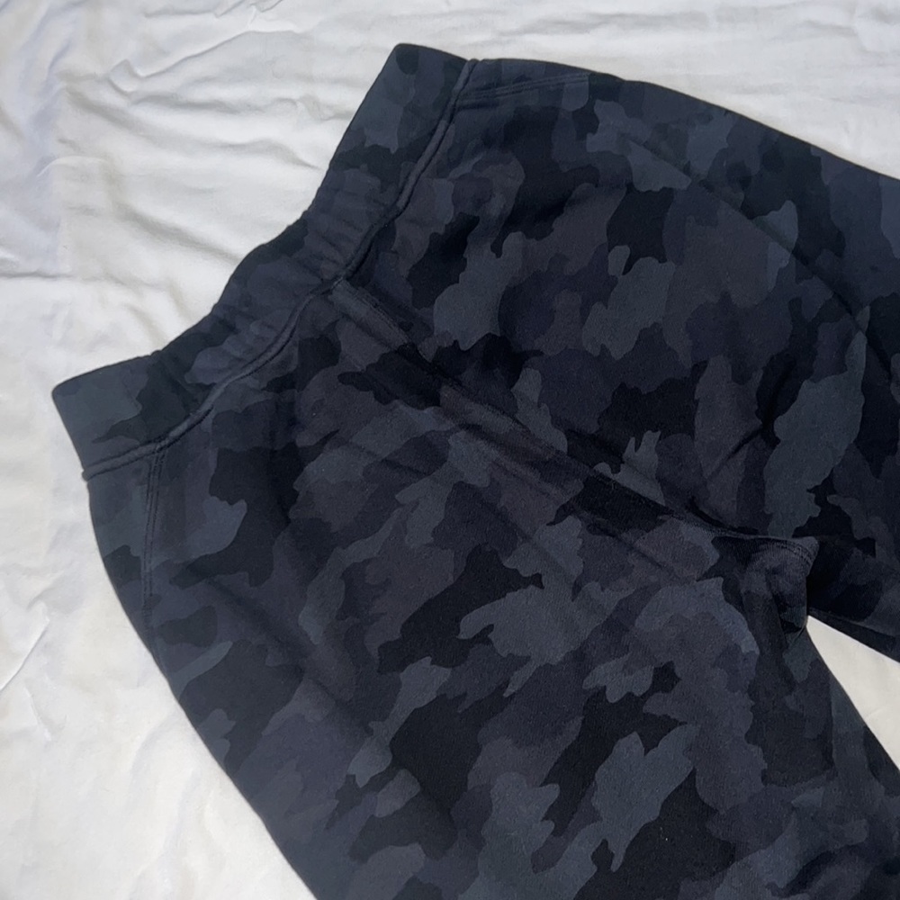 Lululemon Heritage 365 Camo Deep Coal relaxed high rise jogger!